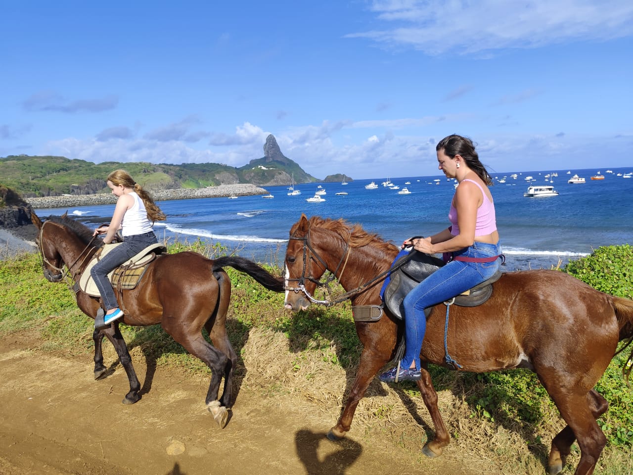 Cavalgada em Fernando de Noronha na trilha costeira com o Morro do Pico ao fundo