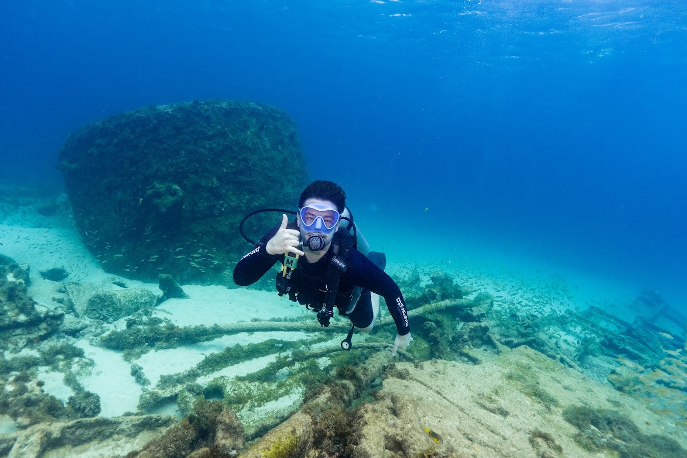 Instrutor de mergulho com aluno em batismo embarcado, Fernando de Noronha