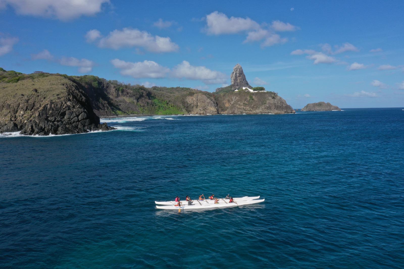 Canoa havaiana em Fernando de Noronha