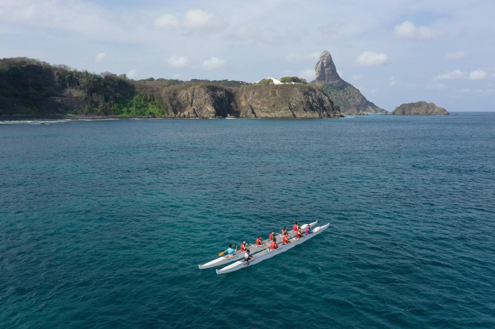 Canoa Havaiana em Fernando de Noronha: um passeio de contemplação sobre o mar